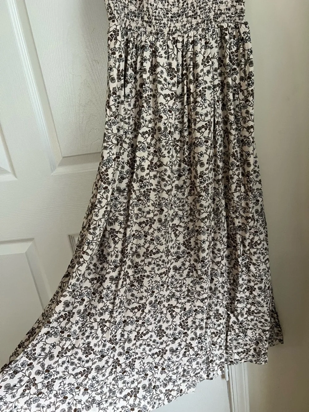 Old Navy Beige & Black Floral V-Neck Smocked Waist Sleeveless Dress Medium - Picture 6 of 9